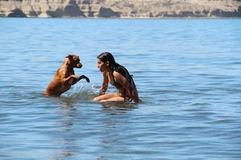 Mariel junto a su perra,