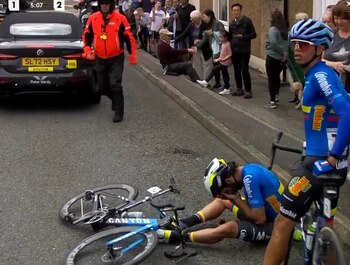 Fernando Gaviria auxiliado por uno