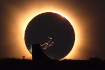 El skater Danny León durante el eclipse solar en España