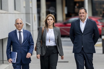 Los consejeros del Gobierno de Ceuta, Alberto Ramón Gaitán, Nabila Benzina y Alejandro Ramírez, a su llegada a la Audiencia Nacional. (Alberto Ortega / Europa Press)