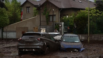 El aluvión registrado el 8 de octubre en Santiago de Chile dejó al menos seis fallecidos, personas heridas y vehículos arrastrados por el barro, tras intensas precipitaciones en un periodo breve - Créditos: AFP.