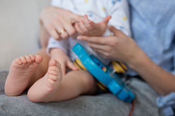 Una madre jugando con su hijo (Magnific)
