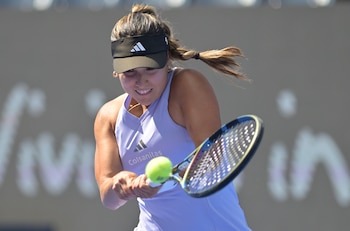 AME1759. MONTERREY (MÉXICO), 24/08/2026.- María Camila Osorio de Colombia devuelve una bola ante Ann Li de Estados Unidos este lunes, en un partido del Abierto de Tenis en Monterrey (México). EFE/Miguel Sierra