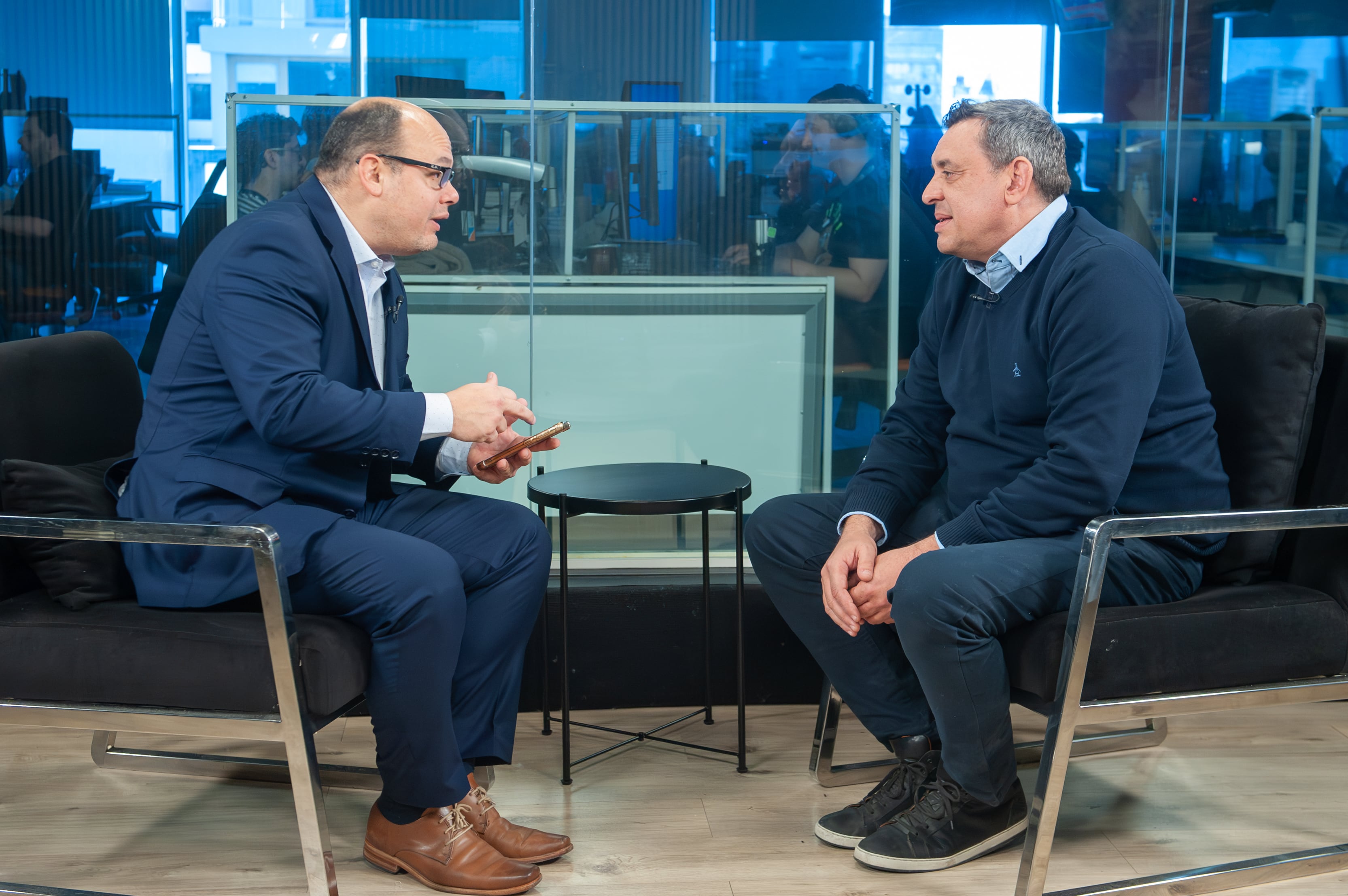 Cara a cara. El periodista Facundo Chaves (izquierda) con Maximiliano Bondarenko.