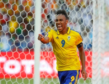 Pierre-Emerick Aubameyang celebrando un gol con Gabón (REUTERS/Mike Hutchings)