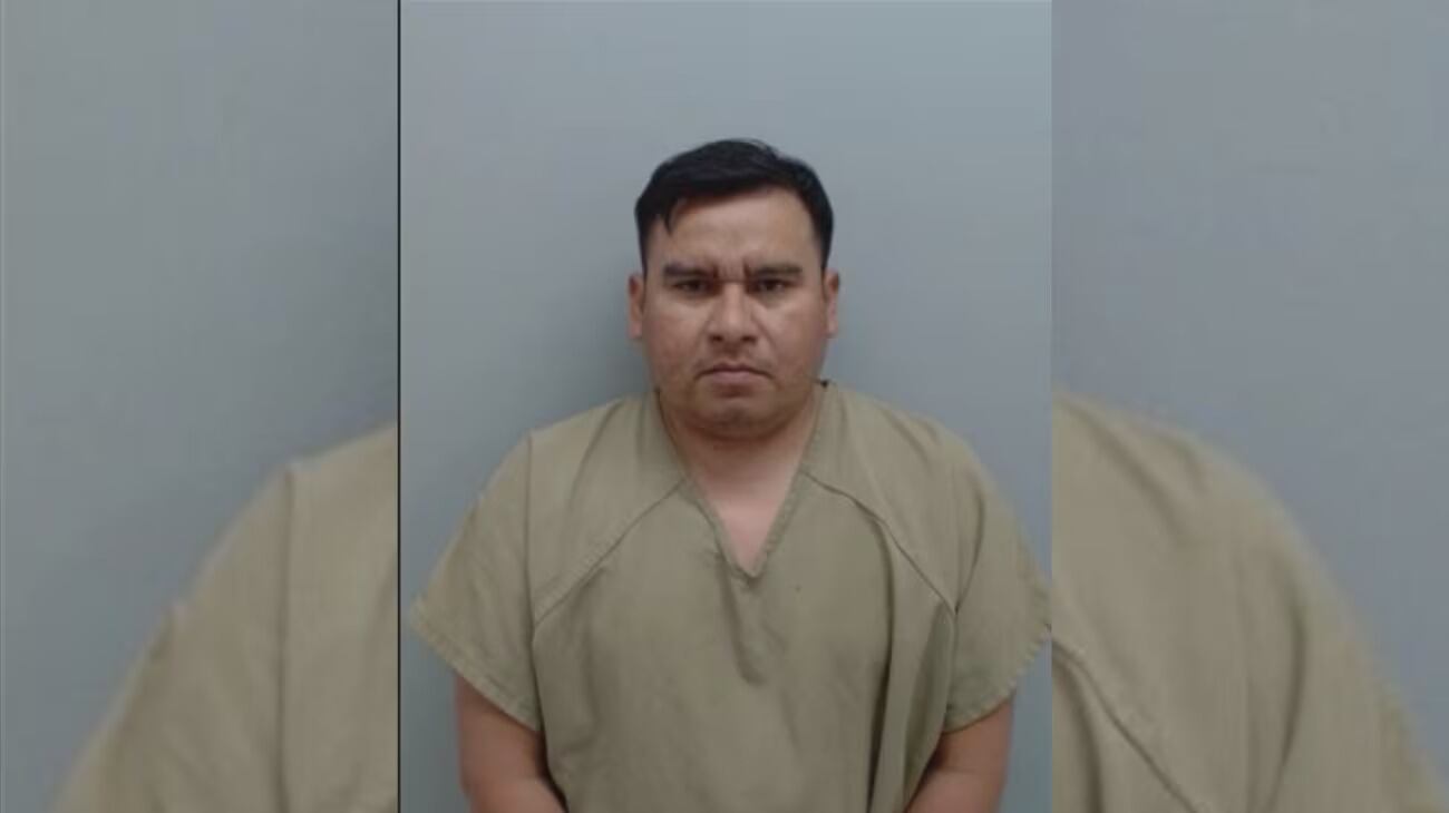 El mexicano Velasco León se declaró culpable de los cargos de pornografía infantil. (Webb County Sheriff