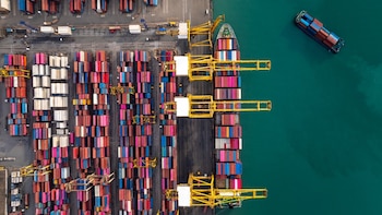 Los efectos de una sucesión de tifones que afectaron puertos asiáticos desde julio continuaron impactando meses después, alterando rotaciones y trasladando retrasos hacia otros mercados (Foto: Shutterstock)