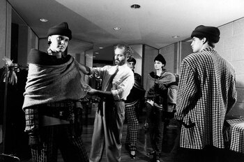 Gianni Versace con una modelo