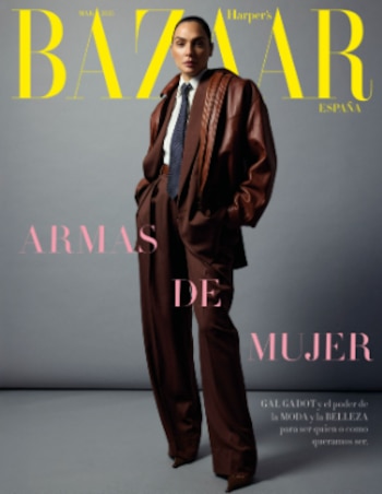 Gal Gadot posando para la