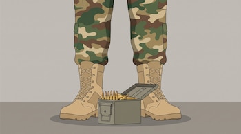 Piernas de un militar con pantalón de camuflaje y botas beige ante una caja abierta de municiones con balas.