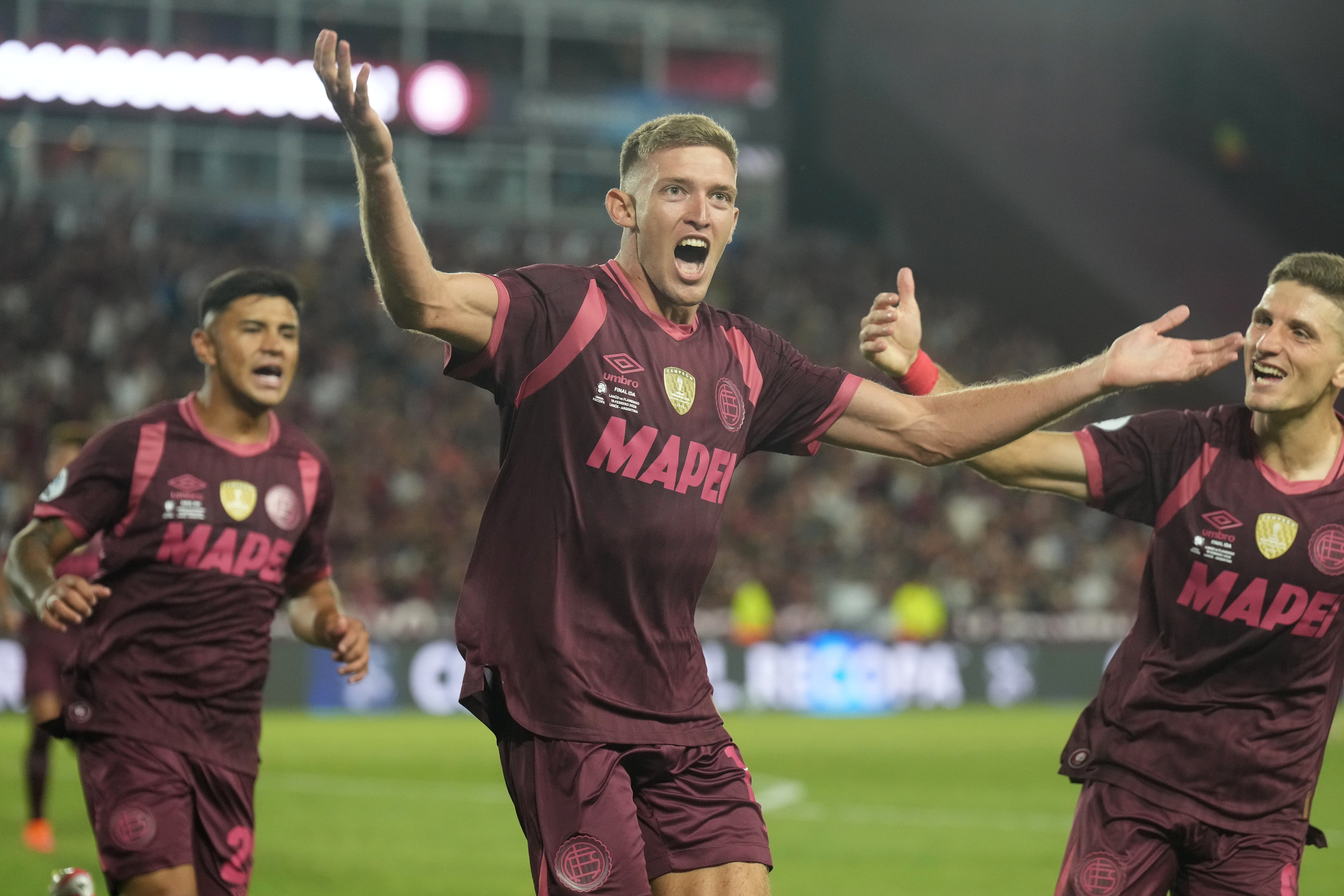 Rodrigo Castillo, de Lanús, festeja con sus compañeros tras marcar ante Flamengo en el partido de ida de la Recopa Sudamericana - crédito Gustavo Garello/AP