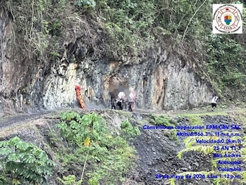 El camión siniestrado sufrió una grave falla mecánica y estaba sobrecargada, lo que provocó su volcamiento en la pendiente - crédito Bomberos San Andrés de Cuerquia