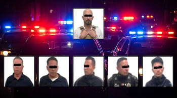 Collage de seis fotos de hombres con los ojos cubiertos, superpuesto sobre un fondo oscuro con luces rojas y azules intermitentes de coches de policía.
