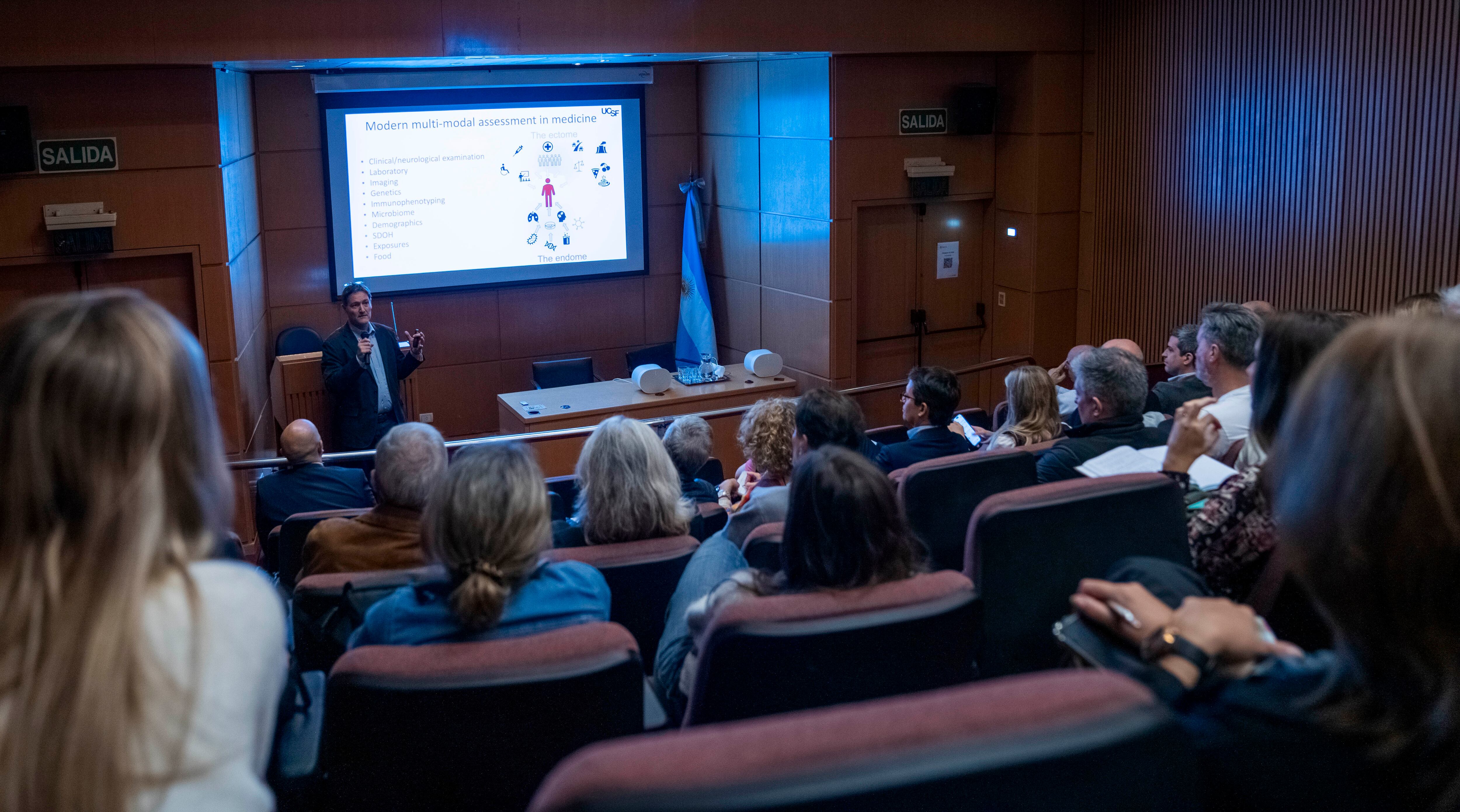 El doctor Sergio Baranzini en el Simposio Inteligencia Artificial/Inteligencia Humana donde  se analizaron los principales avances de la IA aplicada al ámbito de la medicina (Gentileza Fleni)