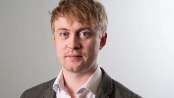 Investigan la repentina muerte de un periodista de 32 años prohibido en Rusia por su podcast sobre la invasión a Ucrania