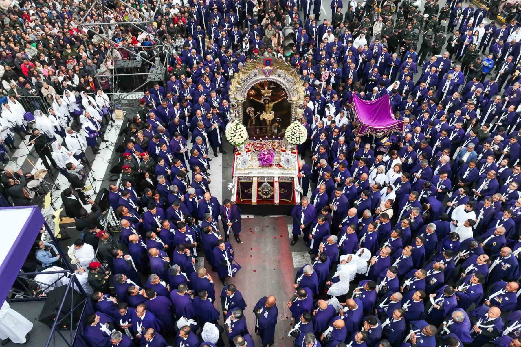 ¿Por qué los fieles se visten de morado para acompañar al Señor de los Milagros? Esta es la historia detrás de una tradición en Lima