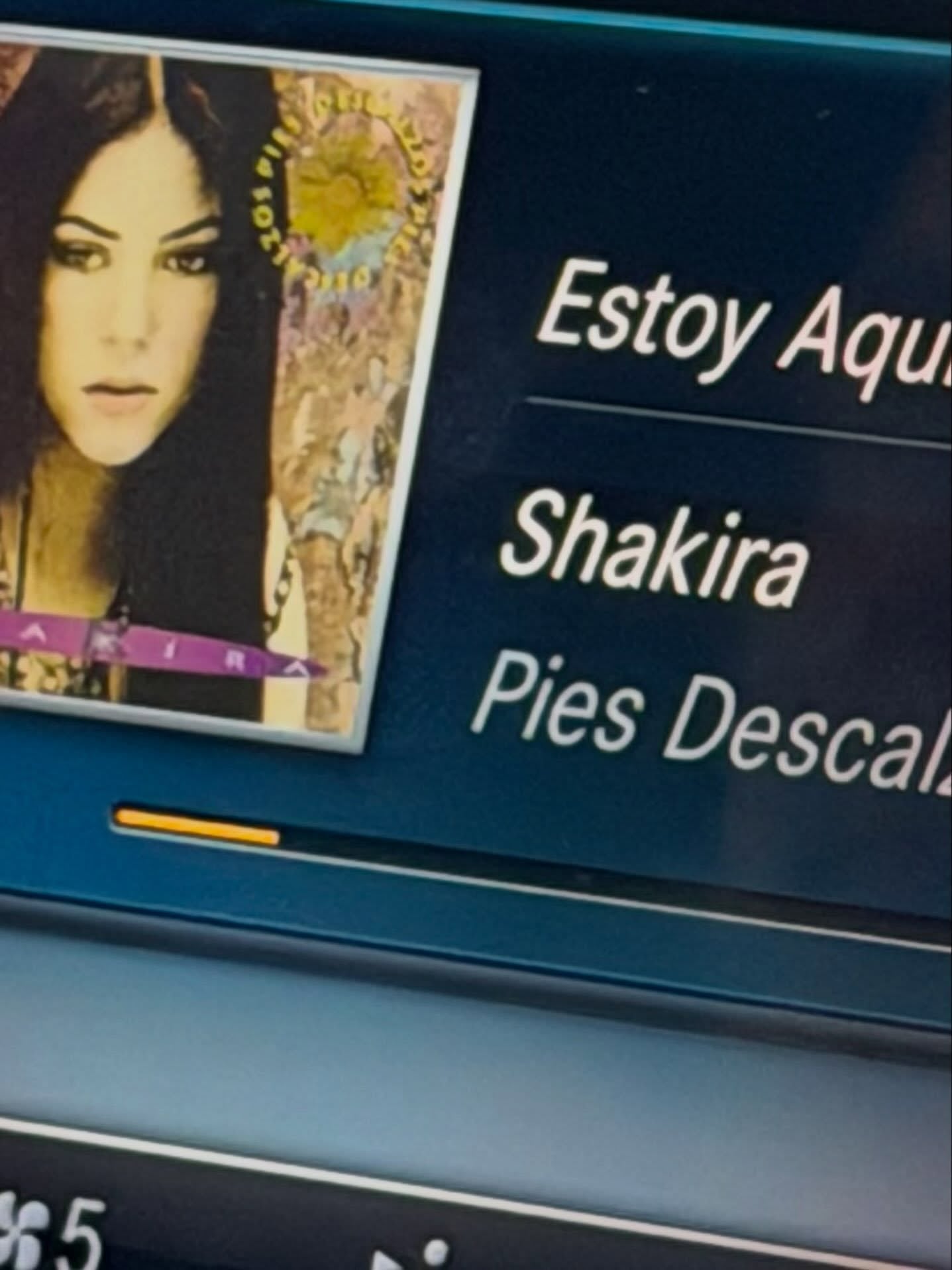 Una selfie de Tini Stoessel dentro de un auto mostró en el tablero la portada de Pies Descalzos de Shakira y la canción “Estoy Aquí”