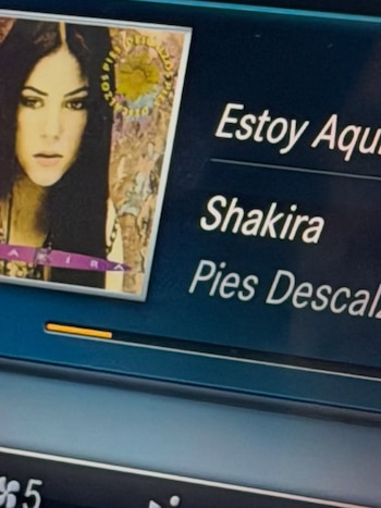 Una selfie de Tini Stoessel dentro de un auto mostró en el tablero la portada de Pies Descalzos de Shakira y la canción “Estoy Aquí”