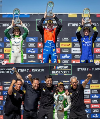 Tatiana Calderón en el podio junto a Felipe Malinowski, en segundo lugar, y Ricardo Mauricio, tercero - crédito @sg28nascarteam/Instagram