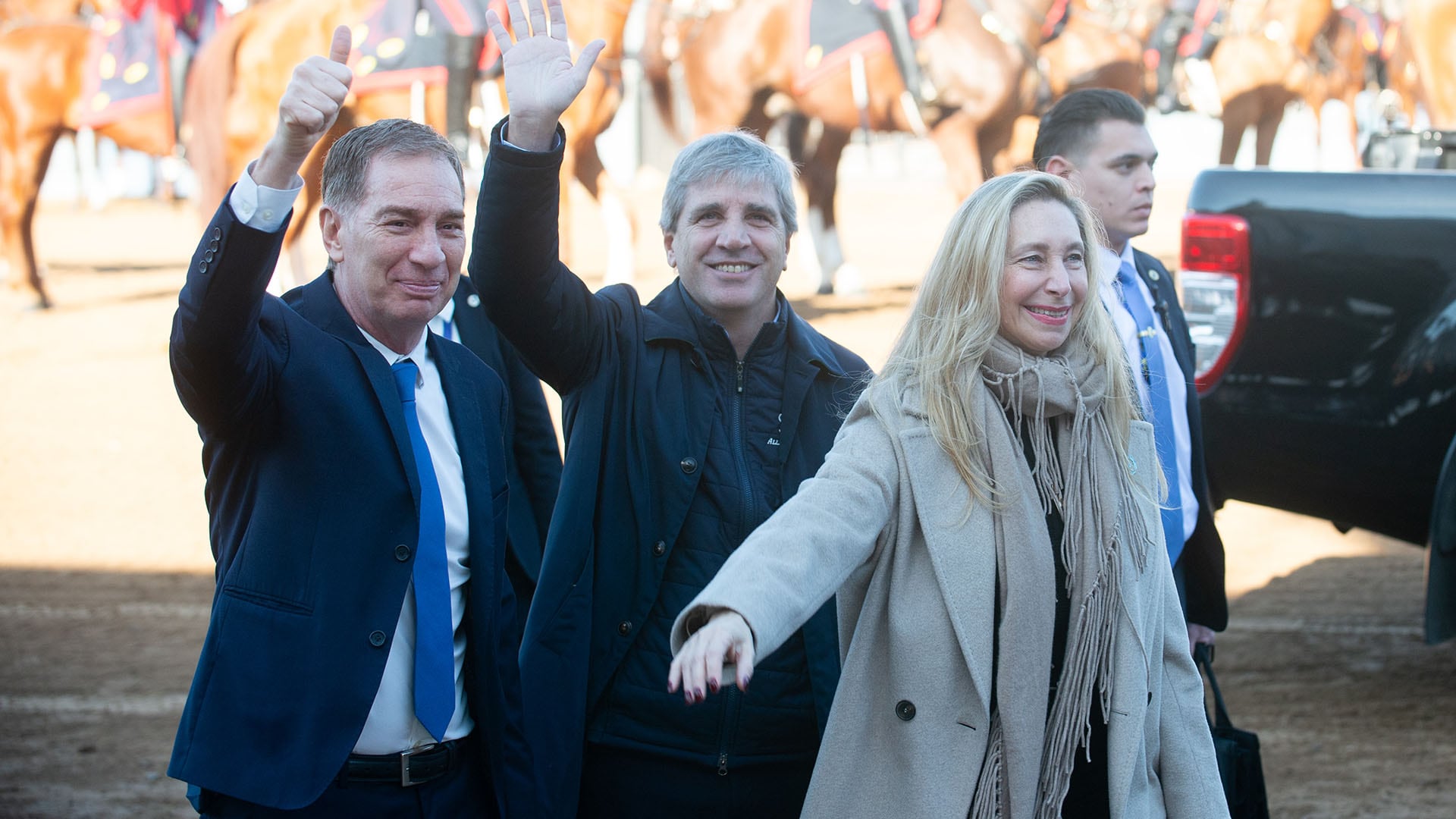 Milei llegó al acto de apertura de la Exposición Rural acompañado por su hermana Karina, el ministro Caputo y el nuevo Jefe de Gabinete, Diego Santilli