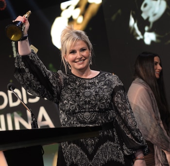 Romina Manguel levanta el premio