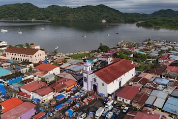 La iglesia de San Felipe, que alberga al Cristo Negro, se encuentra en la comunidad de Portobelo, en la atlántica provincia de Colón, en Panamá. (Foto AP/Matías Delacroix)