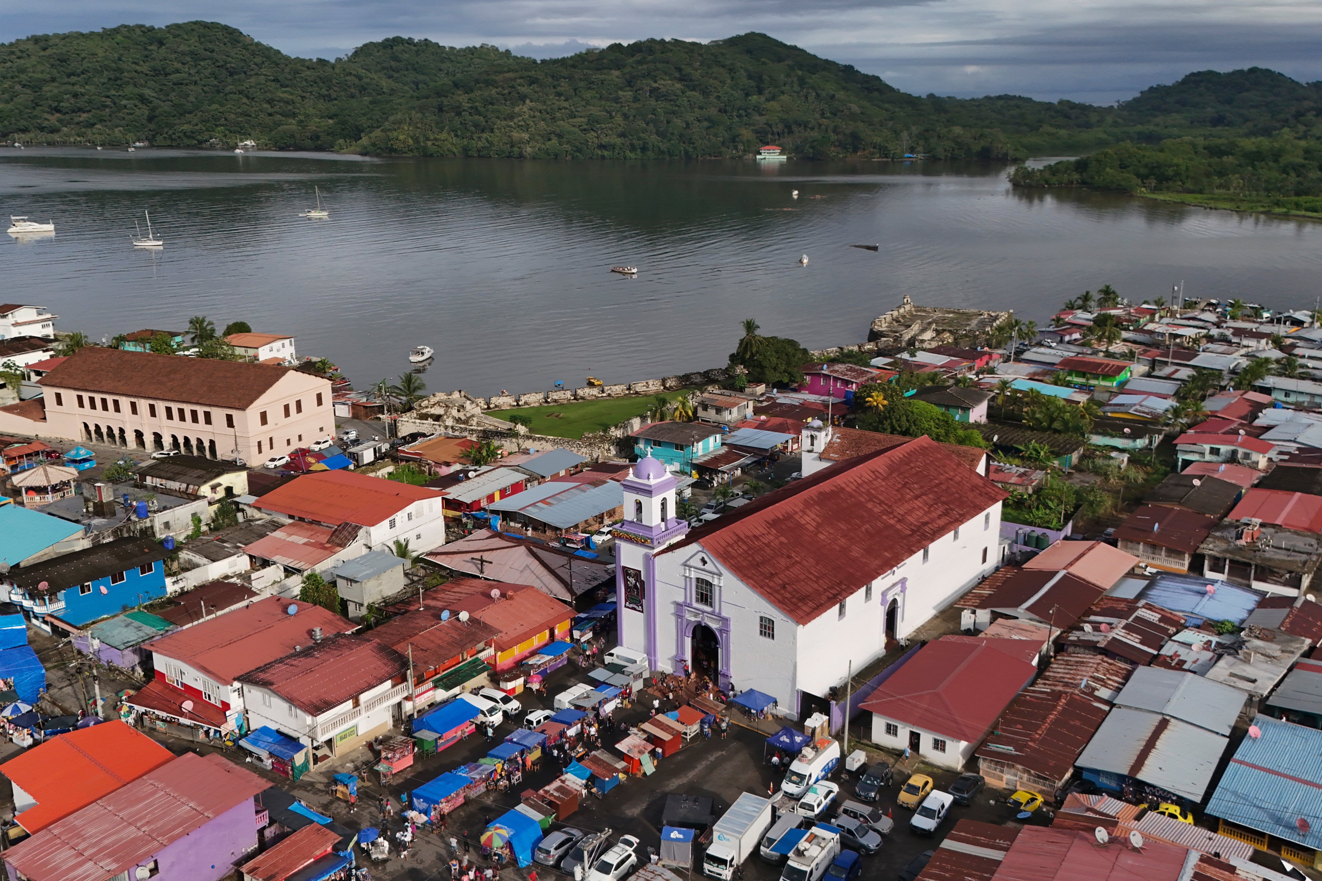 La iglesia de San Felipe, que alberga al Cristo Negro, se encuentra en la comunidad de Portobelo, en la atlántica provincia de Colón, en Panamá. (Foto AP/Matías Delacroix)