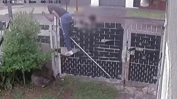 El delincuente trepó la reja de la casa y logró llevarse el teléfono móvil pese a la resistencia de la víctima