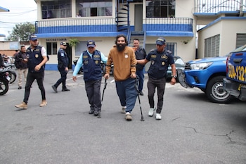 La investigación conjunta de la PNC y el Ministerio Público incluyó 50 allanamientos en nueve departamentos y permitió decomisar armas, municiones, teléfonos, vehículos, motocicletas, dinero, presunta droga y taxis.