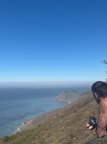 De Paul, con cámara analógica observó el paisaje desde lo alto de un acantilado