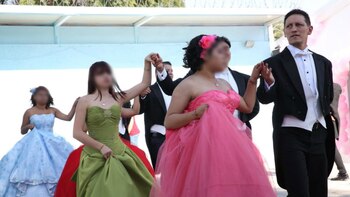 Las festejadas fueron acompañadas por sus chambelanes, bailarines de la escuela "Ballet Nuevo México"(Foto: especial)