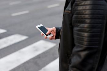 Un peatón mirando el móvil