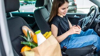 Una mujer deja la compra