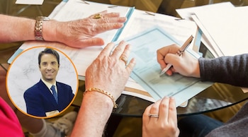 Una mujer asiste a la