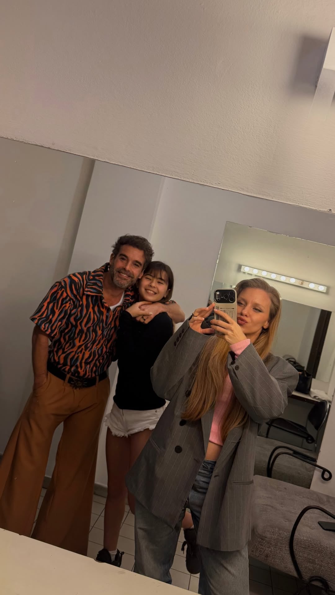 Nicolás Cabré, Rufina y Rocío Pardo en una selfie en el camarín del actor