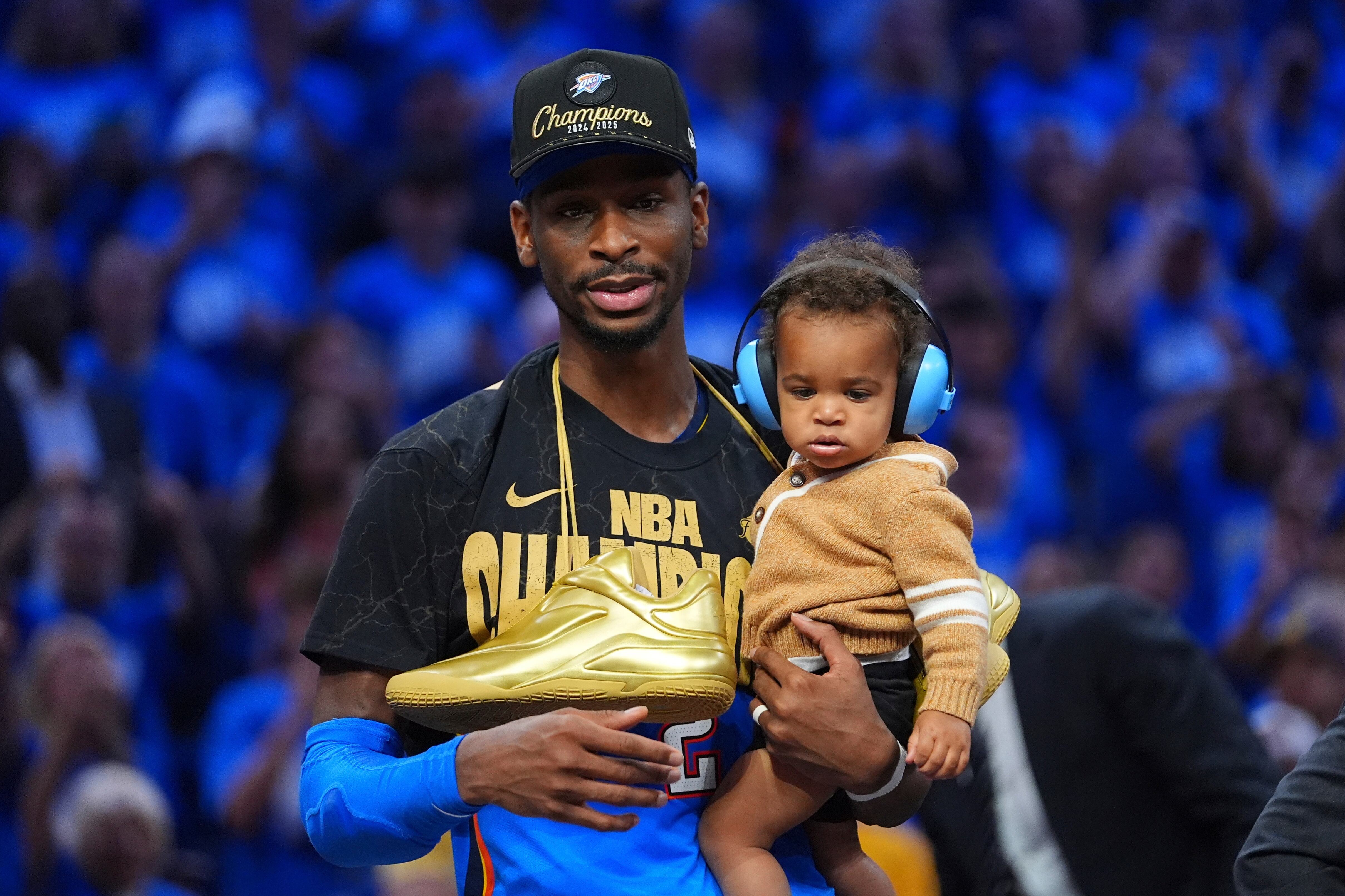 Shai Gilgeous-Alexander logró el título de la NBA con los Thunder de Oklahoma City y renovó su contrato por una suma récord (AP Foto/Julio Cortez)