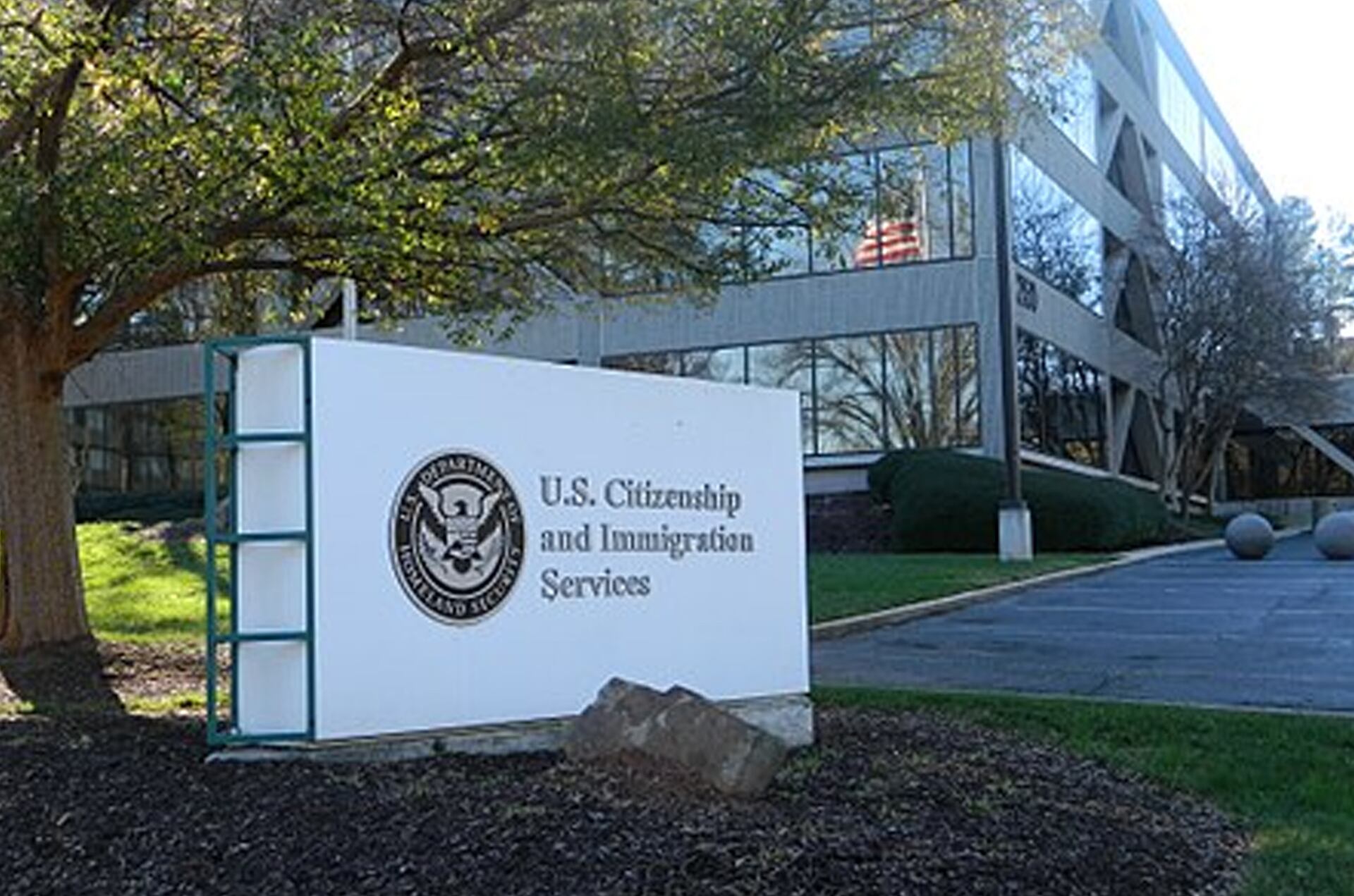La medida de USCIS plantea que el ajuste de estatus para la green card se resuelva, en principio, desde los países de origen y no dentro de Estados Unidos - crédito Uscis