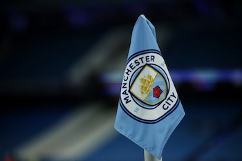 El Manchester City, que ganó diez títulos de la liga inglesa, fue declarado culpable de más de 100 infracciones vinculadas con sus obligaciones financieras durante el período comprendido entre 2009 y 2018 (REUTERS)