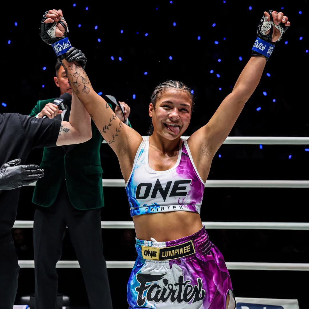 Después de caer por decisión unánime en junio, la deportista argentina respondió con una definición contundente ante la campeona británica de Muay Thai (@siamboxing)