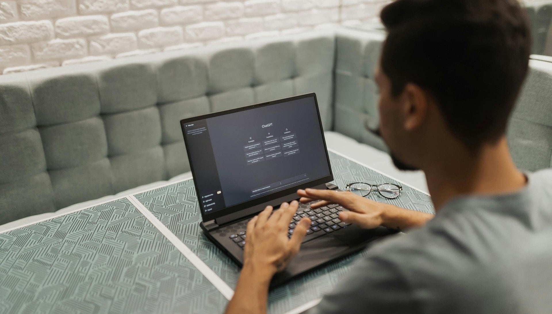 El 63% de los usuarios colombianos de IA afirma realizar tareas que hace un año no podía ejecutar, según Microsoft. (Europa Press)