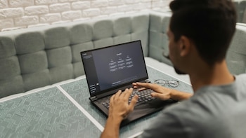 ¿Tus amigos usan mucho los chatbots de IA? Podrían ser más propensos a creer en mitos antivacunas