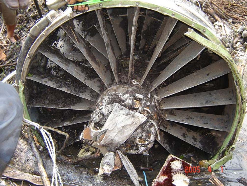 Un turbomotor con aspas metálicas dañadas permanece entre los restos del vuelo 204 de TANS Perú accidentado en 2005. (Infobae Perú)