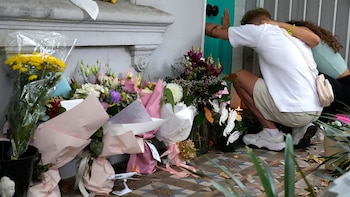 Una pareja se abraza en