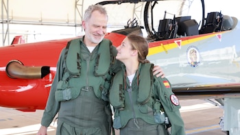 Felipe VI y la princesa Leonor vuelan juntos por primera vez en la Academia del Aire: un abrazo y un “gracias, papá”