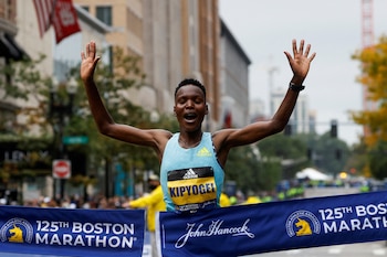 La corredora keniana Diana Kipyokei perdió su victoria en el Maratón de Boston de 2021 y recibió seis años de inhabilitación por presentar papeles apócrifos (REUTERS/Brian Snyder)