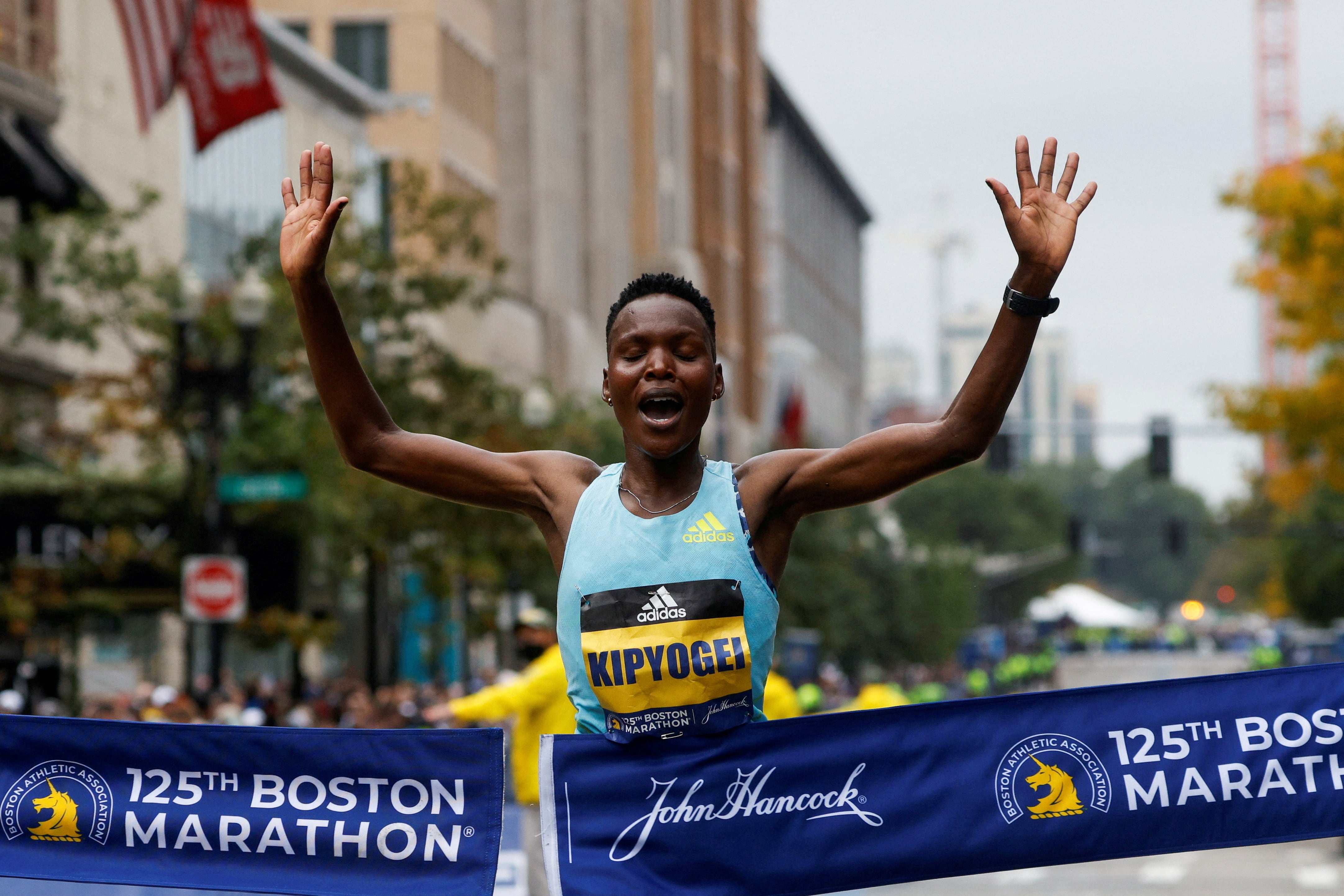 La corredora keniana Diana Kipyokei perdió su victoria en el Maratón de Boston de 2021 y recibió seis años de inhabilitación por presentar papeles apócrifos (REUTERS/Brian Snyder)