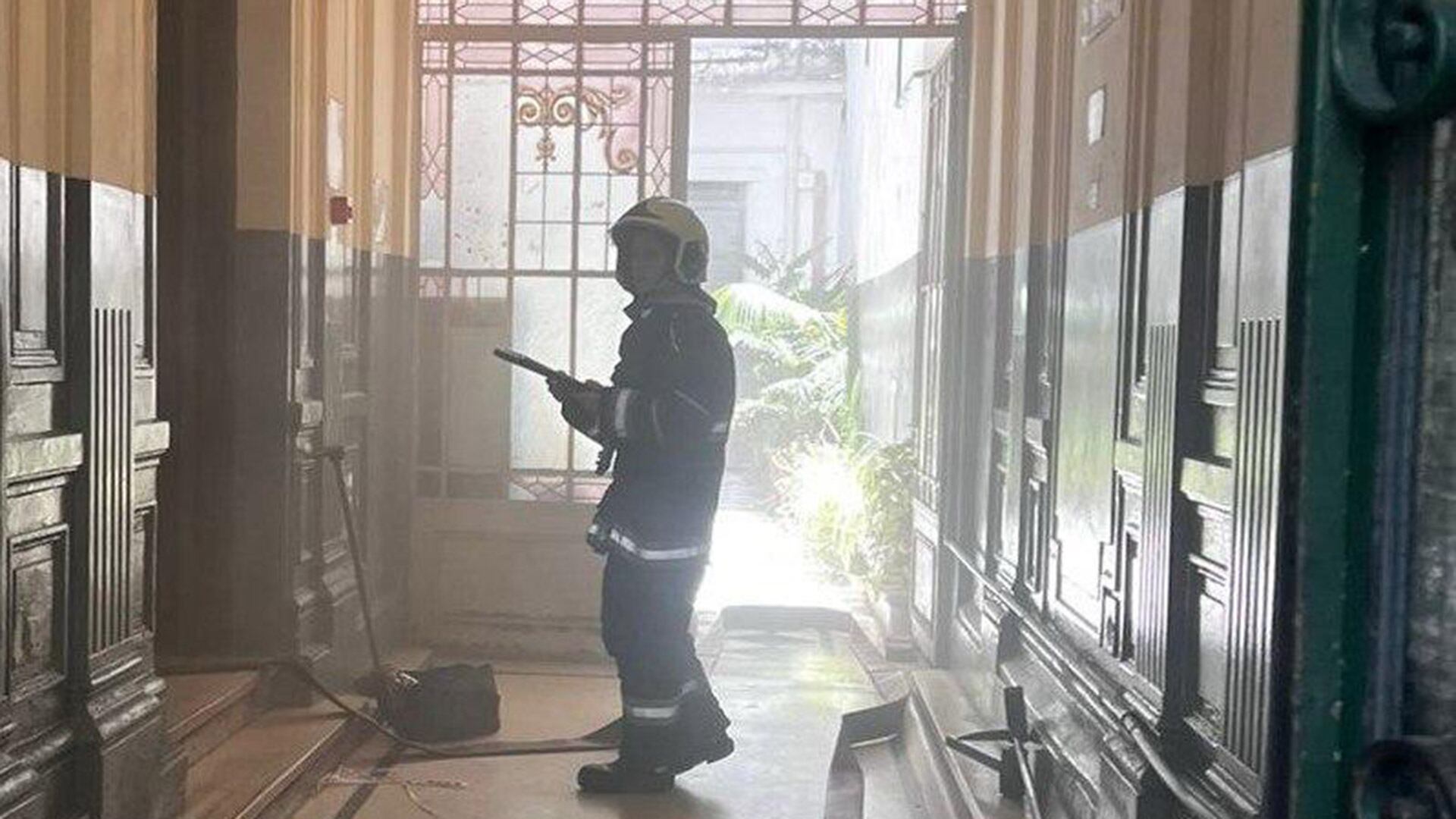 Por el incendio en el hotel, murió un hombre