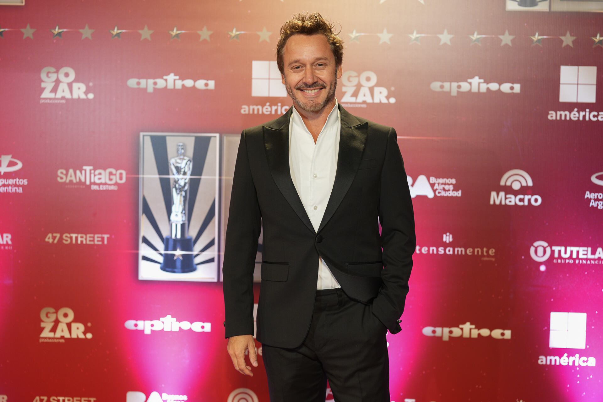 Benjamín Vicuña estuvo a tono con una de las tendencias de la noche en los looks masculinos: el traje clásico