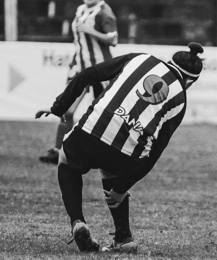 El desafío físico marcó un punto de inflexión en su camino, inspirando una transformación que la llevó del campo de juego al banco de suplentes como entrenadora