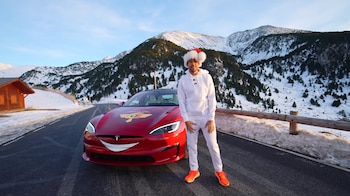 El youtuber The Grefg posa junto a su coche de Rayo Mcqueen